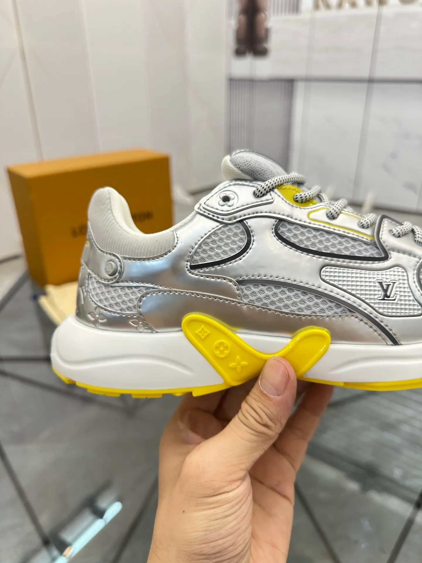 Men's shoes: 💰P660¥ Top quality Product trademark: LV* "Louis Vuitton*" low-top casual shoes Regular size: 35-44 (can be customized to 45.46) Couple style Product materials: Upper imported cowhide stitching original material, breathable lining, original outsole. Number: H218